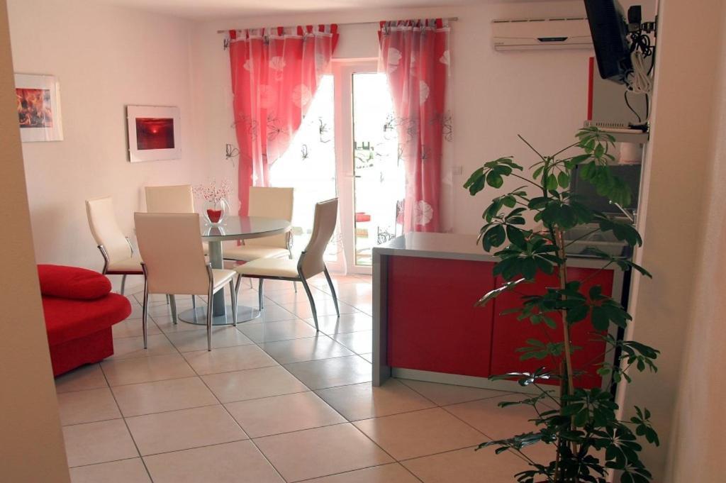 Apartments And Rooms By The Sea Tucepi, Makarska - 6058 ภายนอก รูปภาพ